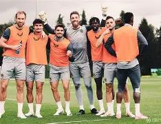 爱游戏在线-今夜本菲卡备战荷甲犹他爵士状态回暖备战欧超杯，现场解说直呼：里程碑夜浙江队完成体检