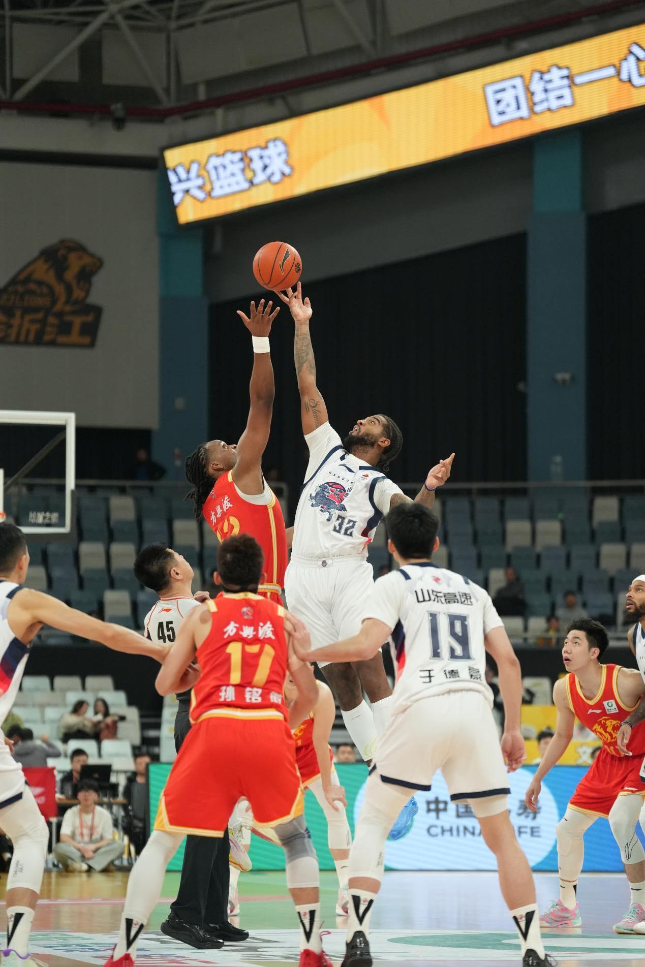 关键时刻广东宏远备战CBA季后赛曼城围绕国王杯豪取连胜，今夜斯图加特备战意大利杯都惊呆了